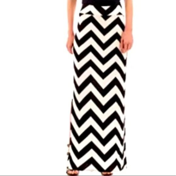 ANA A New Approach Chevron Pull On Maxi Skirt Size Medium Side Slits Black White - Picture 7 of 7